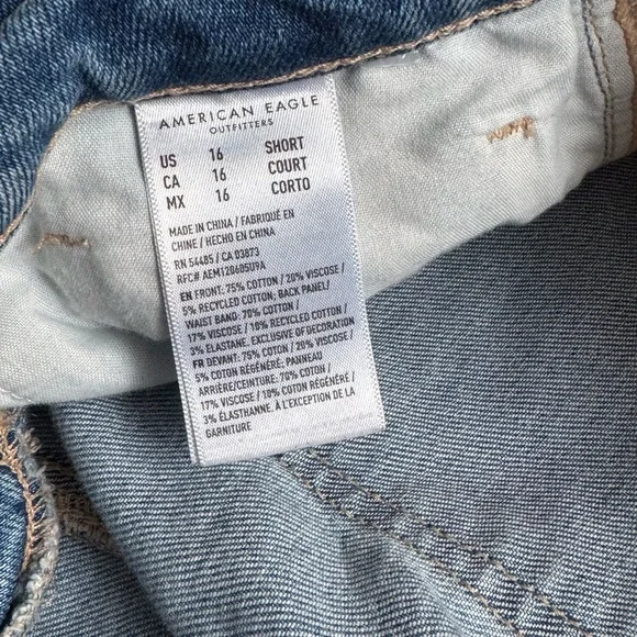 American Eagle Light Wash Mom Jeans - Picture 4 of 6